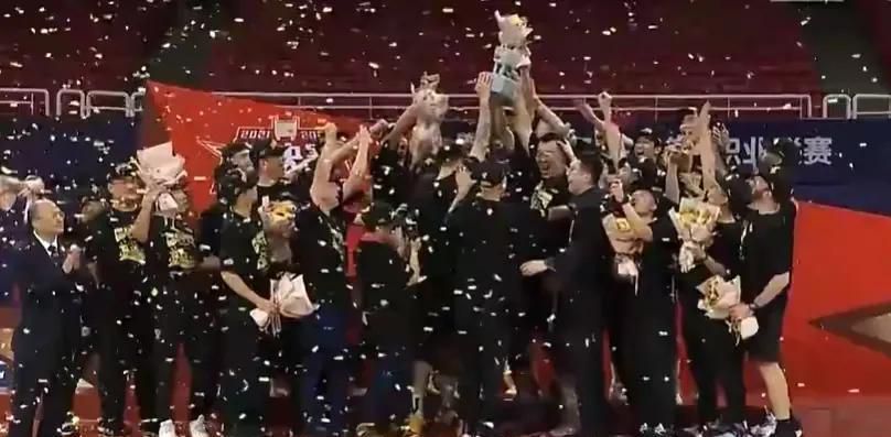 一位年夜学篮球队锻练原本用正规方式练习他的球员，可是在他输失落了生平的第一个球季以后，他起头采各类火爆手段来刺激那群菜鸟球员以争夺成功。本片脚本写出了很多年夜学篮球赛的内幕，对这个校园活动系统的丑恶面有所嘲讽。导演威廉．弗里德金处置打球动作排场表示不俗，尼克．诺尔蒂饰演火爆教头亦负责得很，加上很多NBA明星客串表态表演，应当可让喜好篮球活动的不雅众叫好。